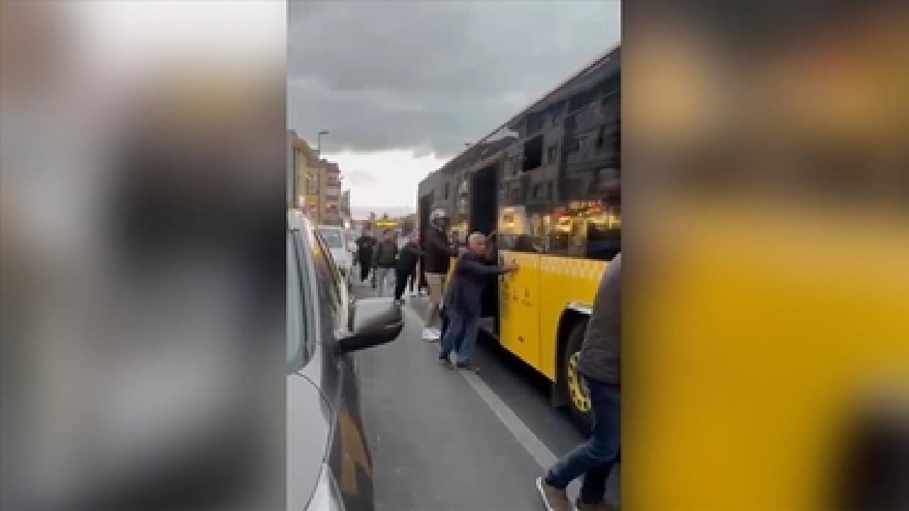 İstanbul son dakika haberleri: Üsküdar'da arızalanan İETT otobüsünün yolcular tarafından itildi! İşte o anlar...