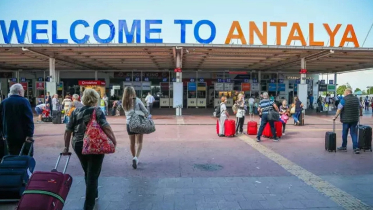 Antalya'ya gelen her 4 turistten 2'si, Rus ve Alman