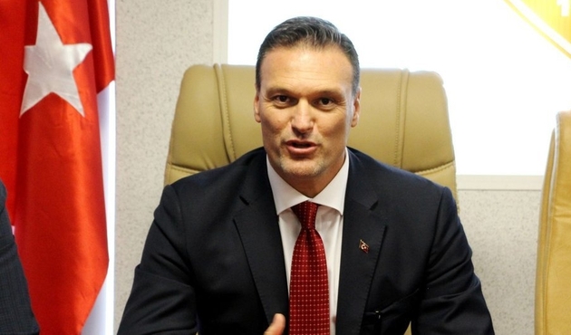 Samsunspor'da Alpay Özalan istifasını yönetime sundu...