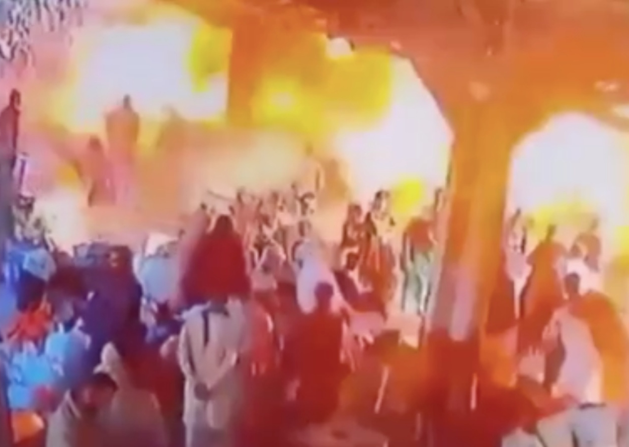 Pakistan'da tren istasyonu havaya uçtu! 24 ölü, 44 yaralı var! Patlama anı kamerada...