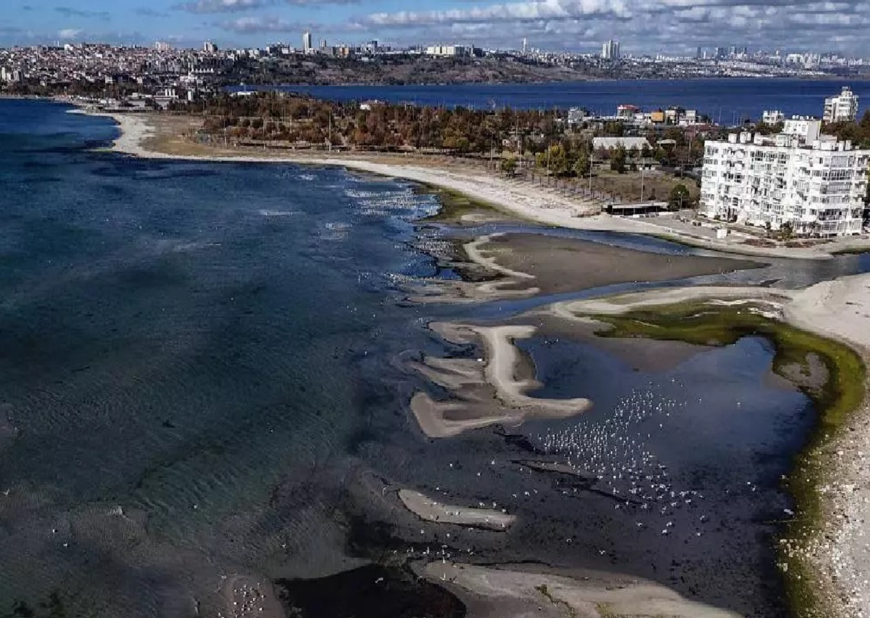 Küçük adacıklar oluştu! İstanbul'da deniz suyu çekildi! Balıkçılar zor durumda...