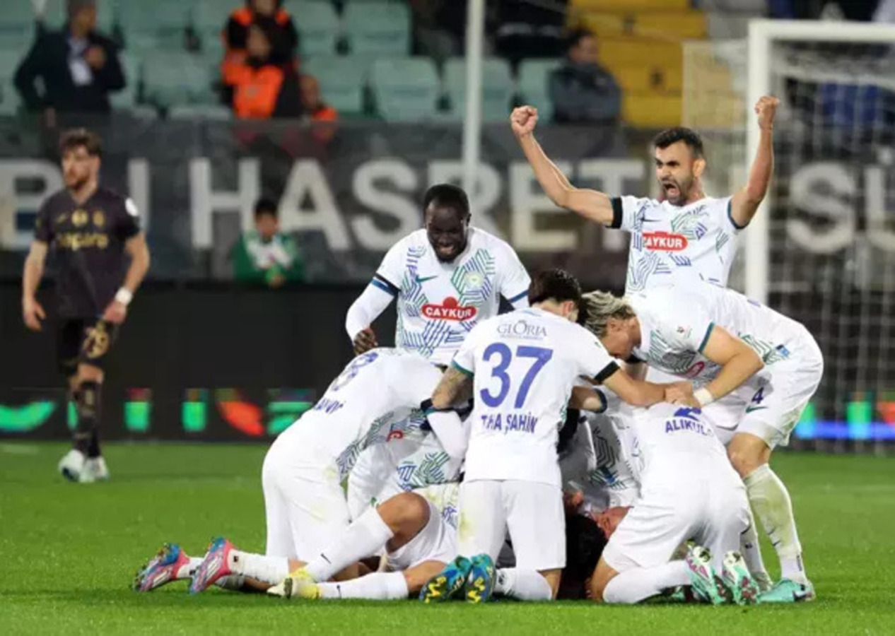 Trabzonspor'da kan kaybı devam etti, Karadeniz derbisini de kaybetti! Çaykur Rizespor 3 - 1 Trabzonspor | Maçın özeti