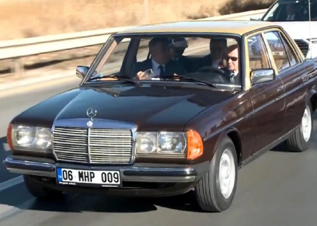 Bahçeli, klasik otomobiliyle Ankara sokaklarında! Atatürk’ü en sevdiği şarkıyla andı