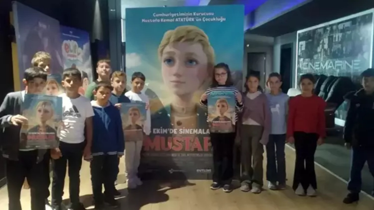 Sınıf başkanlığını kazanan Ömer, arkadaşlarını Mustafa filmine götürdü