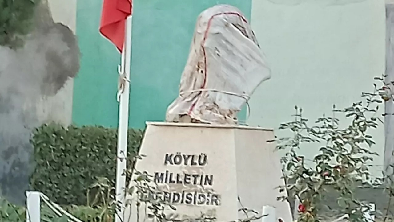 İzmir'de 10 Kasım günü Atatürk büstüne skandal saldırı! Dışkı sürüp çuval geçirdiler