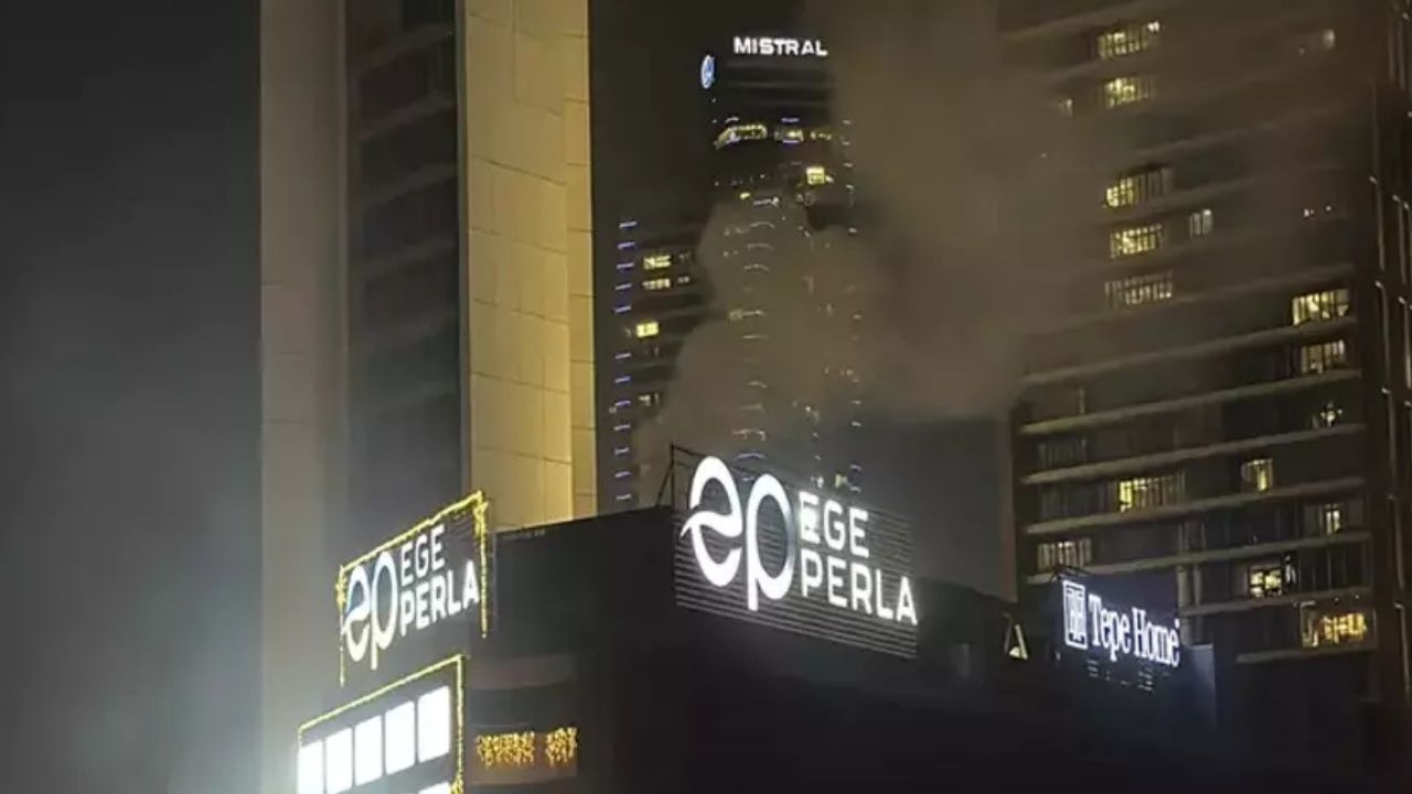 İzmir'de AVM yangını! 3 kişi dumandan etkilendi