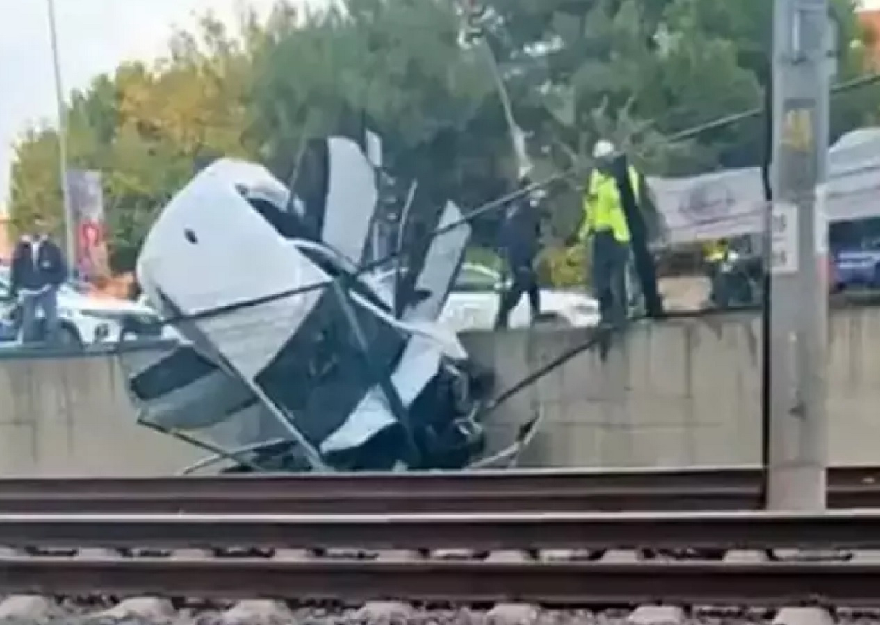 Demiryoluna araç düştü! Aksayan ulaşım nedeniyle Marmaray'dan açıklama geldi...