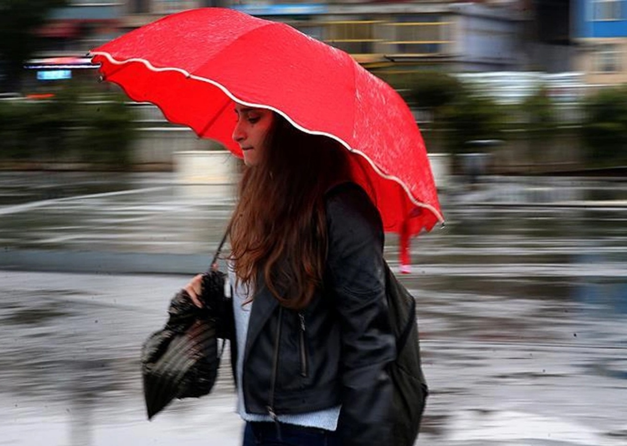 Meteoroloji İstanbul için saat verip uyardı: Sağanak yağış geliyor! Hazırlıksız evden çıkmayın...