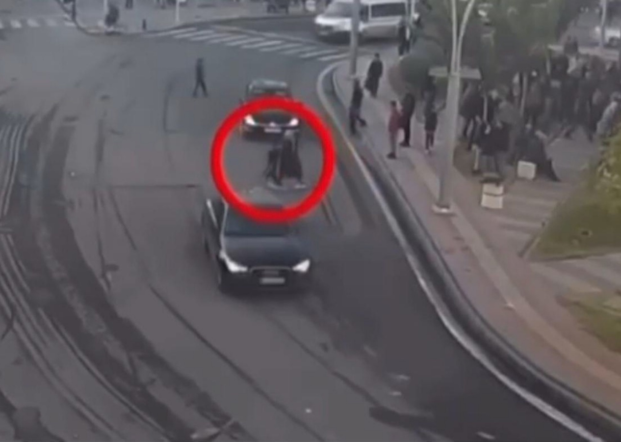 Çocuğunu PKK yandaşlarının arasından çekip çıkaran anne! Saniye saniye kamerada...