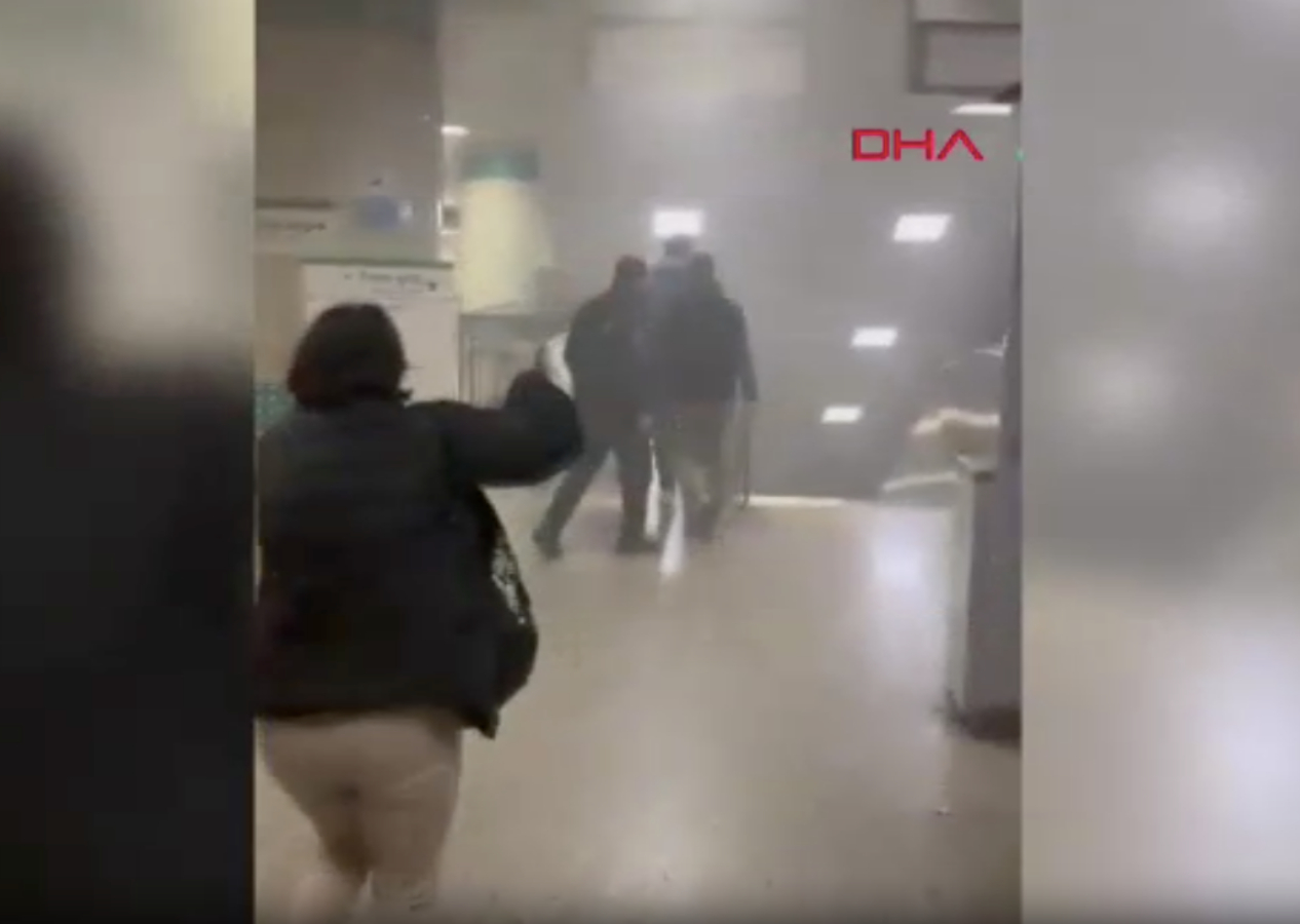 İstanbul'da sıcak saatler: Yenikapı metro istasyonunda yangın çıktı! Seferler iptal edildi...