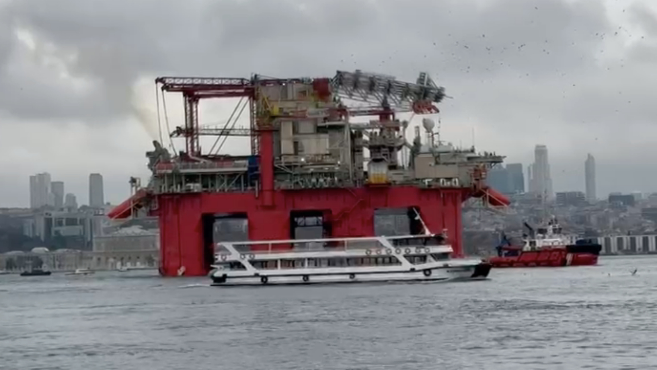 Dünyanın en büyük sondaj platformlarından biri İstanbul Boğazı'ndan geçti!