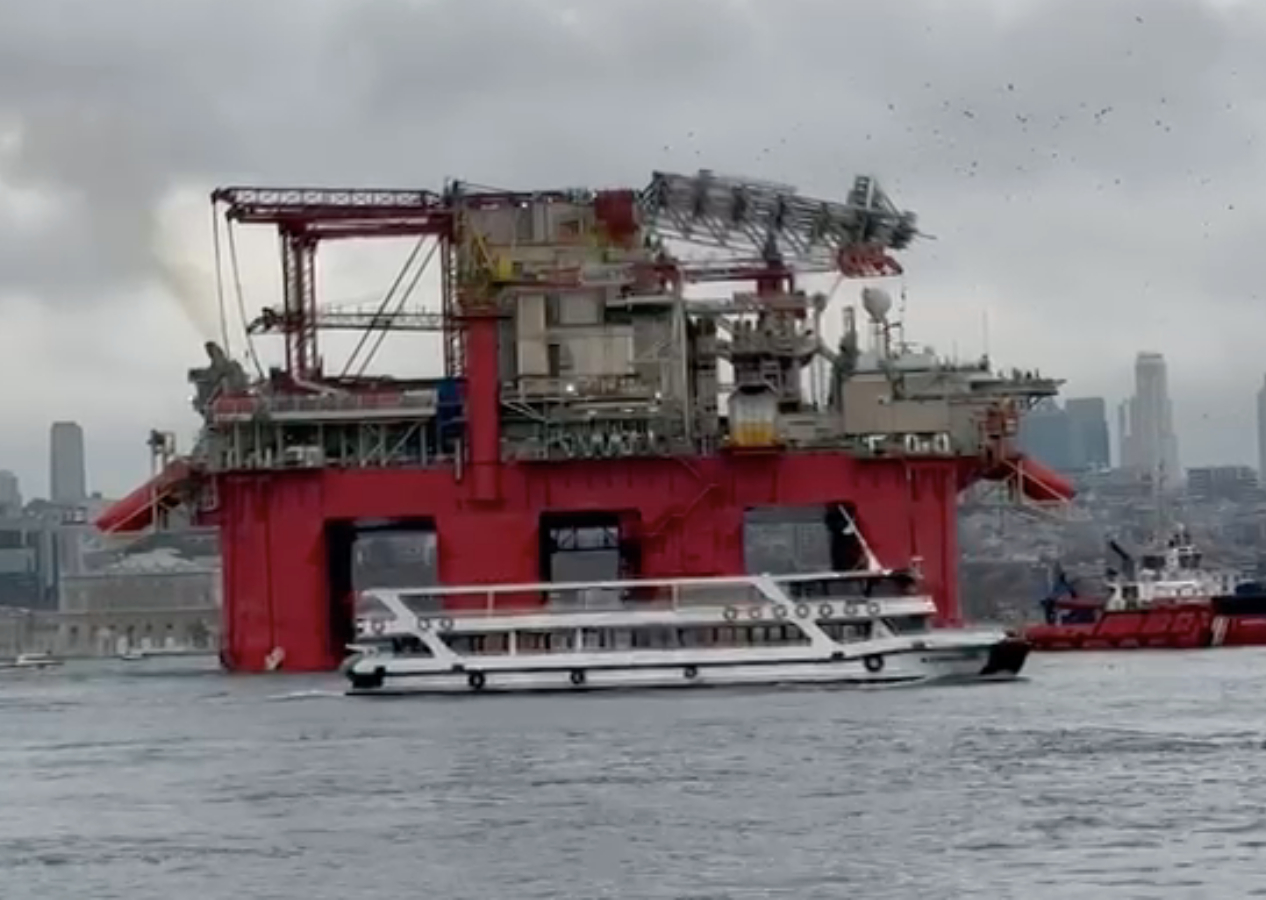 Dünyanın en büyük sondaj platformlarından biri İstanbul Boğazı'ndan geçti!