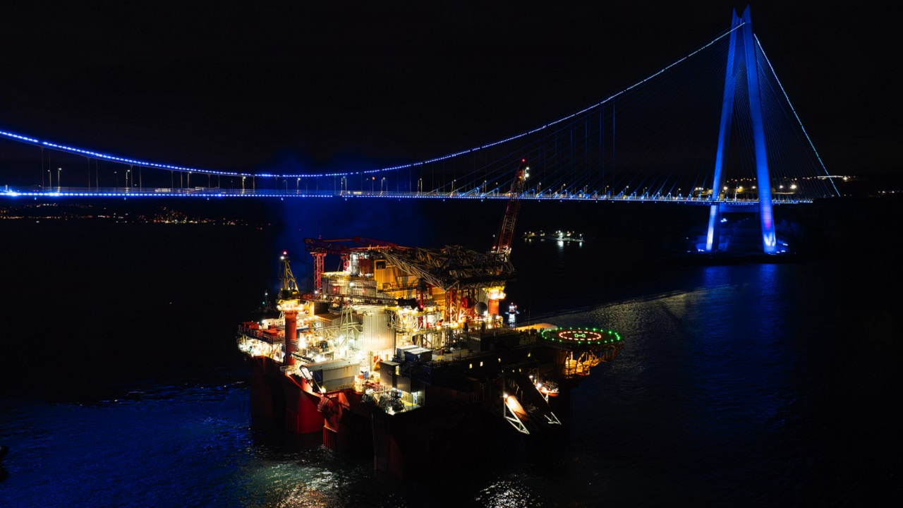 Dev petrol platformu İstanbul Boğazı geçişini tamamladı!