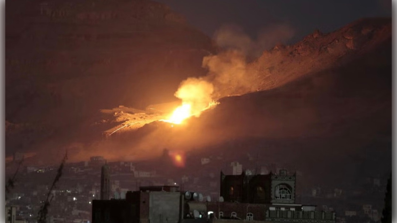 ABD Yemen'i Bombaladı! ABD Jetleri Yemen Semalarında, Husi Depoları Alev Alev
