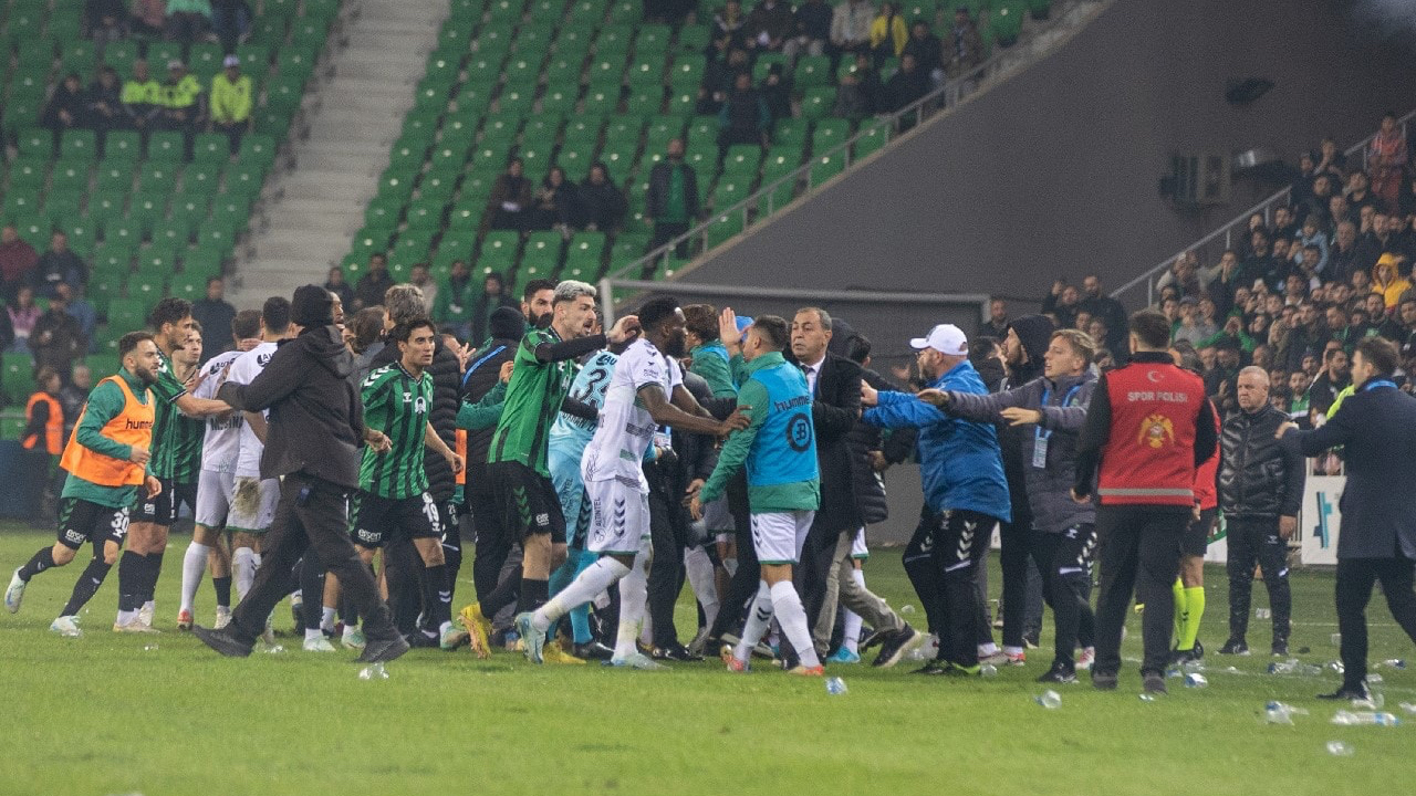 Olaylı Sakaryaspor - Kocaelispor maçının faturası ağır oldu! PFDK kulüplere ceza yağdırdı.