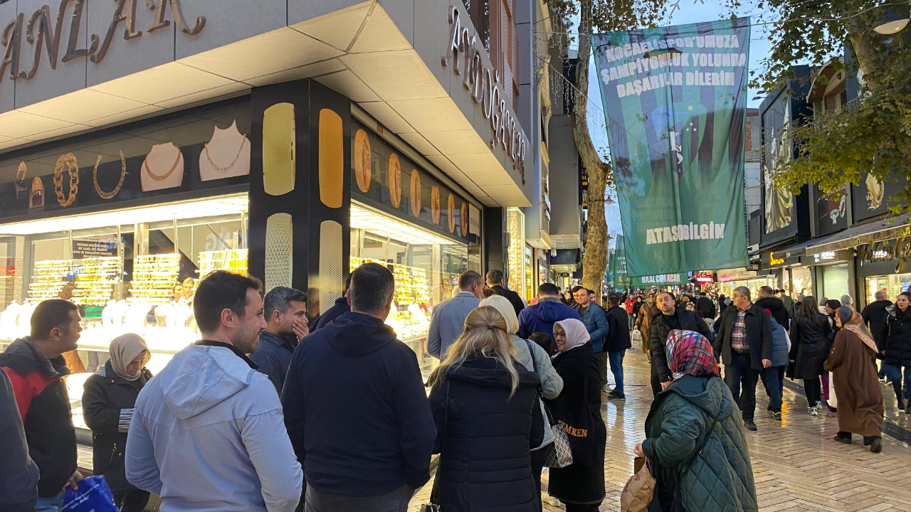 Bu da ucuz altın kuyruğu! Vatandaş 'bedava veriyor' diyerek kuyumcuya akın etti!