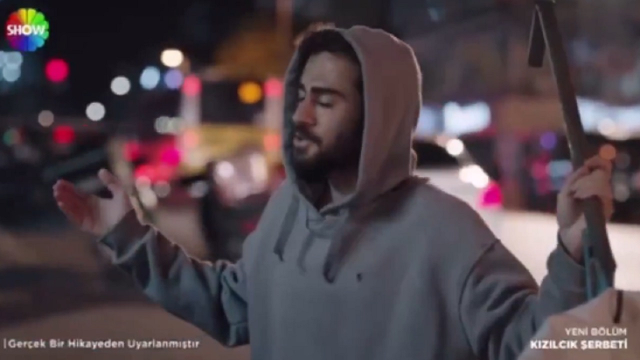 Kızılcık Şerbeti dizisinde o sahne sosyal medyada yankı uyandırdı! Kağıt toplayan gencin şarkı performansı olay yarattı...