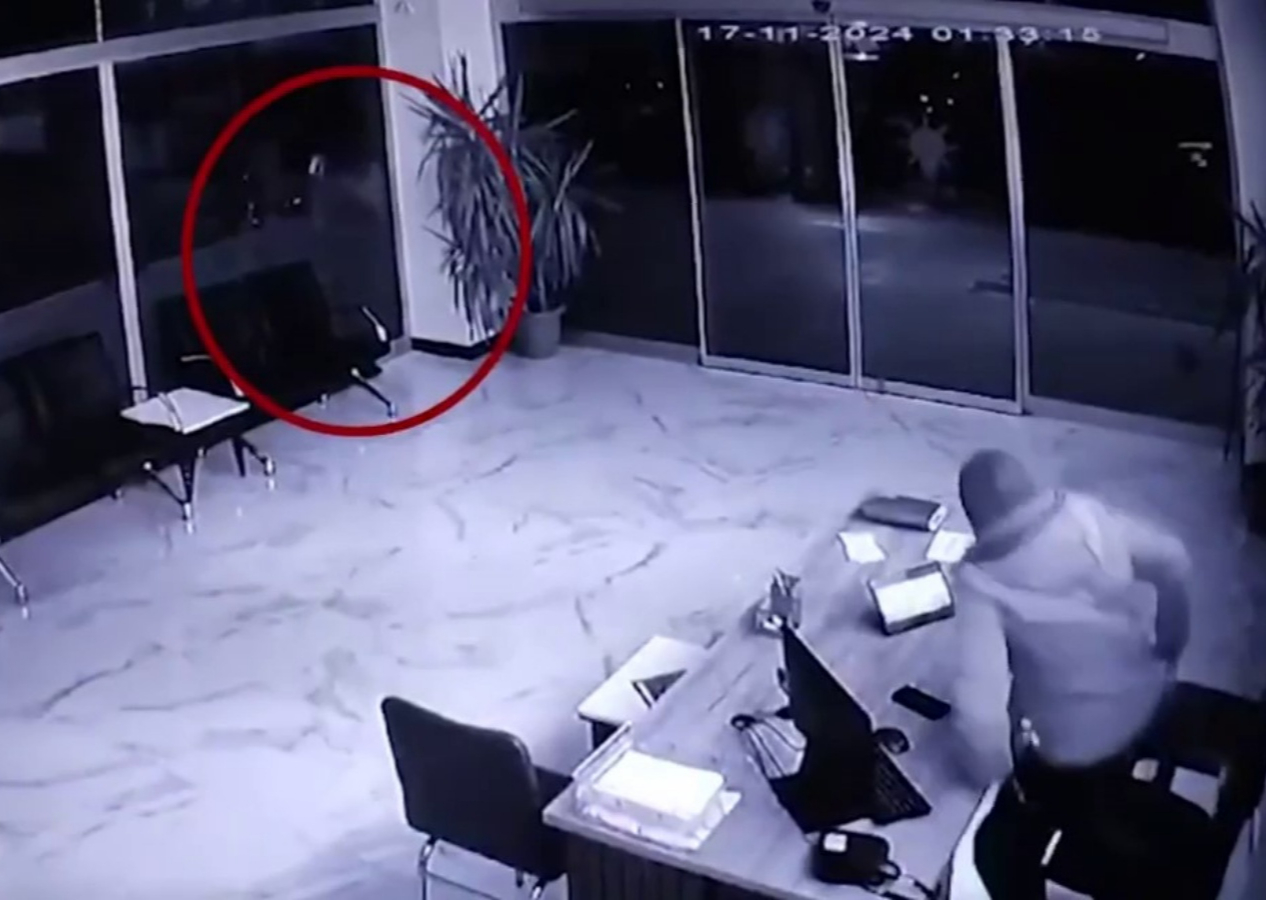AK Parti Beylikdüzü İlçe Başkanlığı'na saldırı! O anlar kamerada...