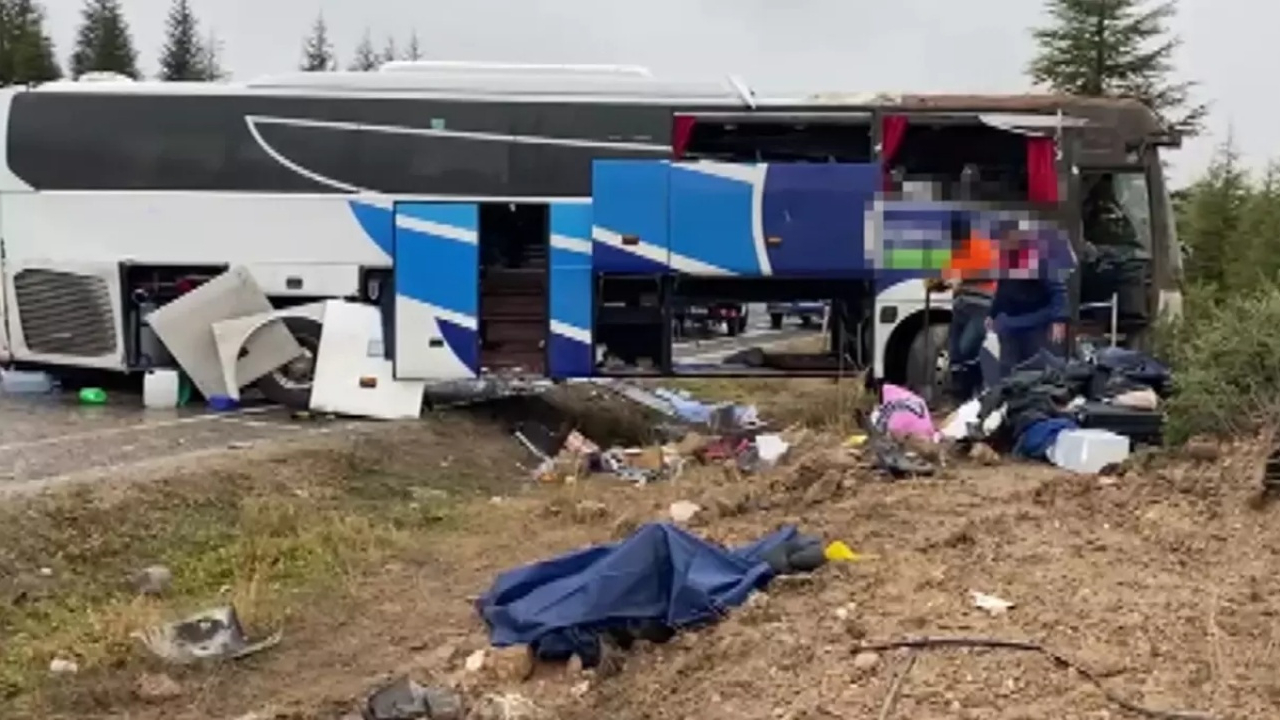 Eskişehir'de yolcu otobüsü devrildi: 1 ölü, 33 yaralı var!