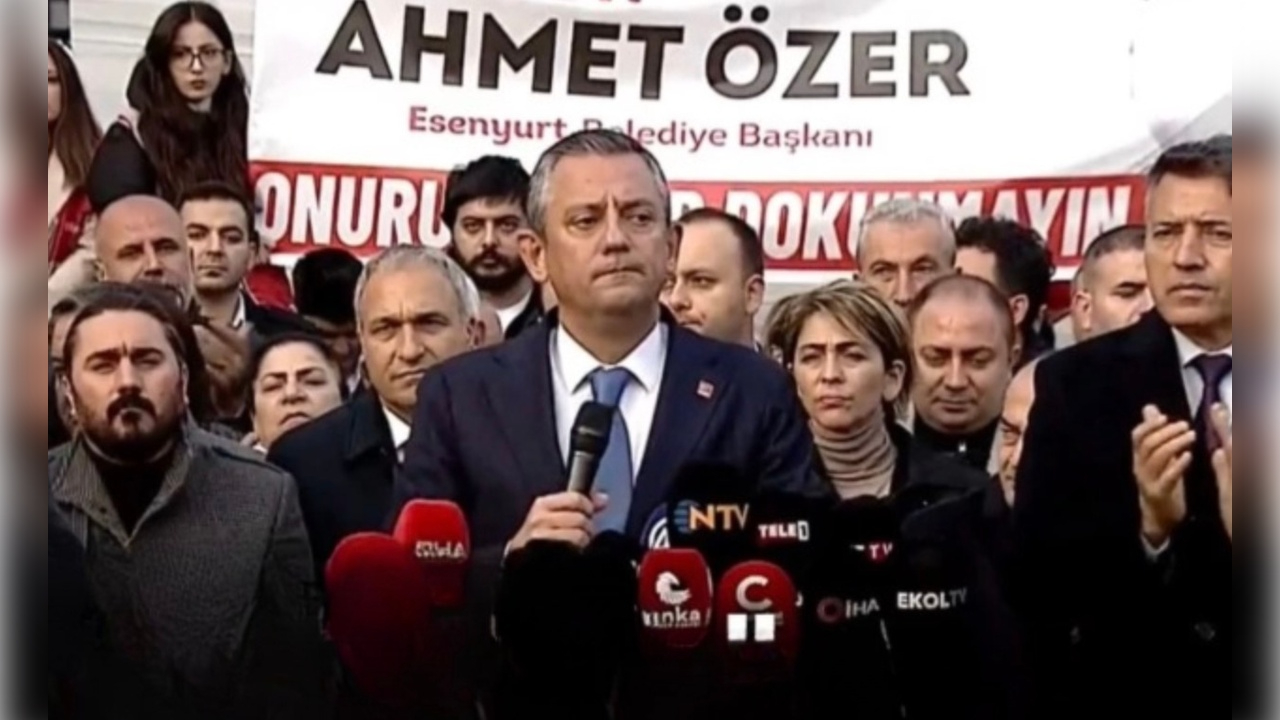 Siyasi şov! Esenyurt'ta Ahmet Özer tiyatrosu