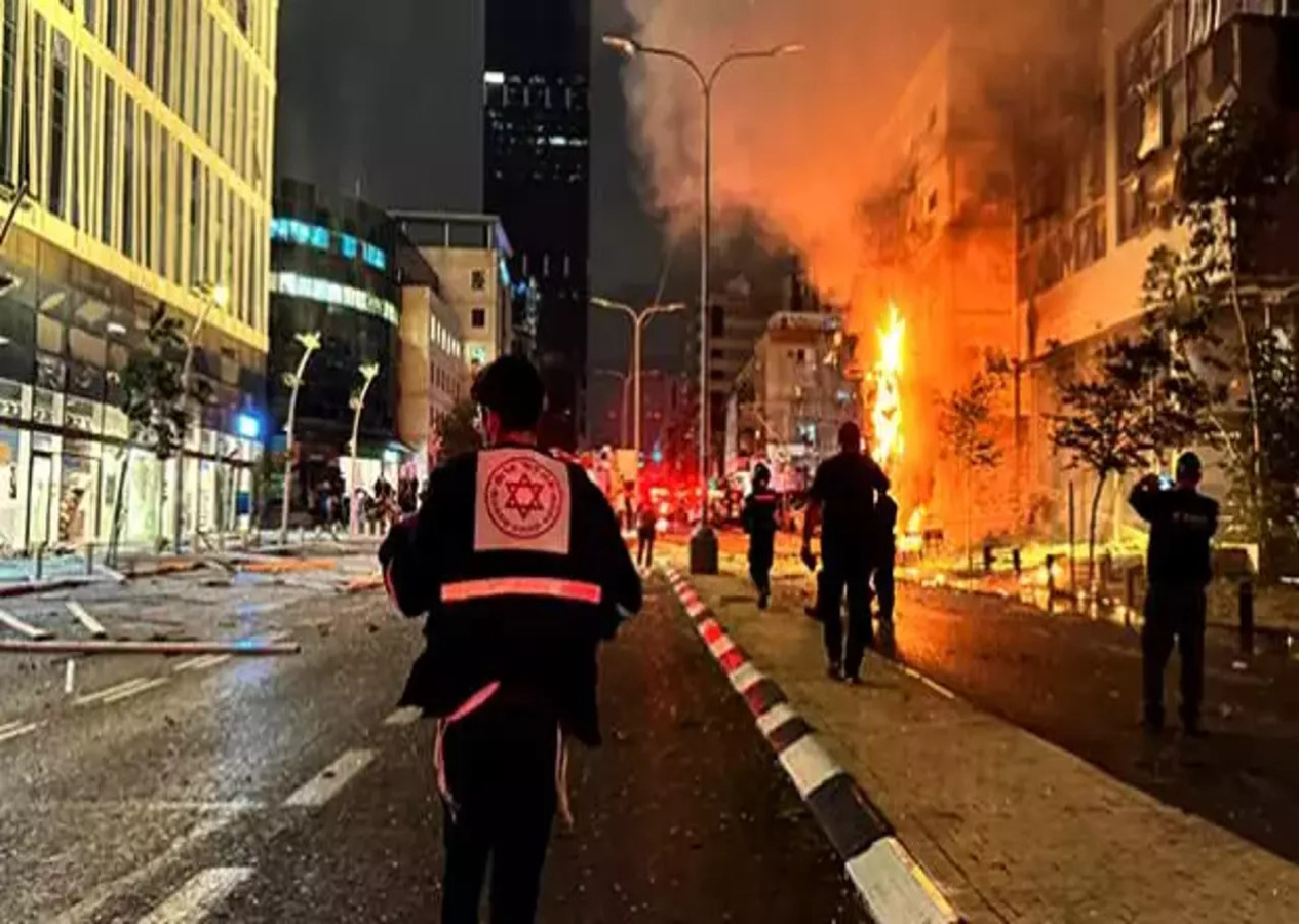 İsrail'e füze saldırısı: Tel Aviv'de sirenler çalıyor!