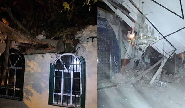 Asırlık çınar namaz sırasında caminin üzerine devrildi...