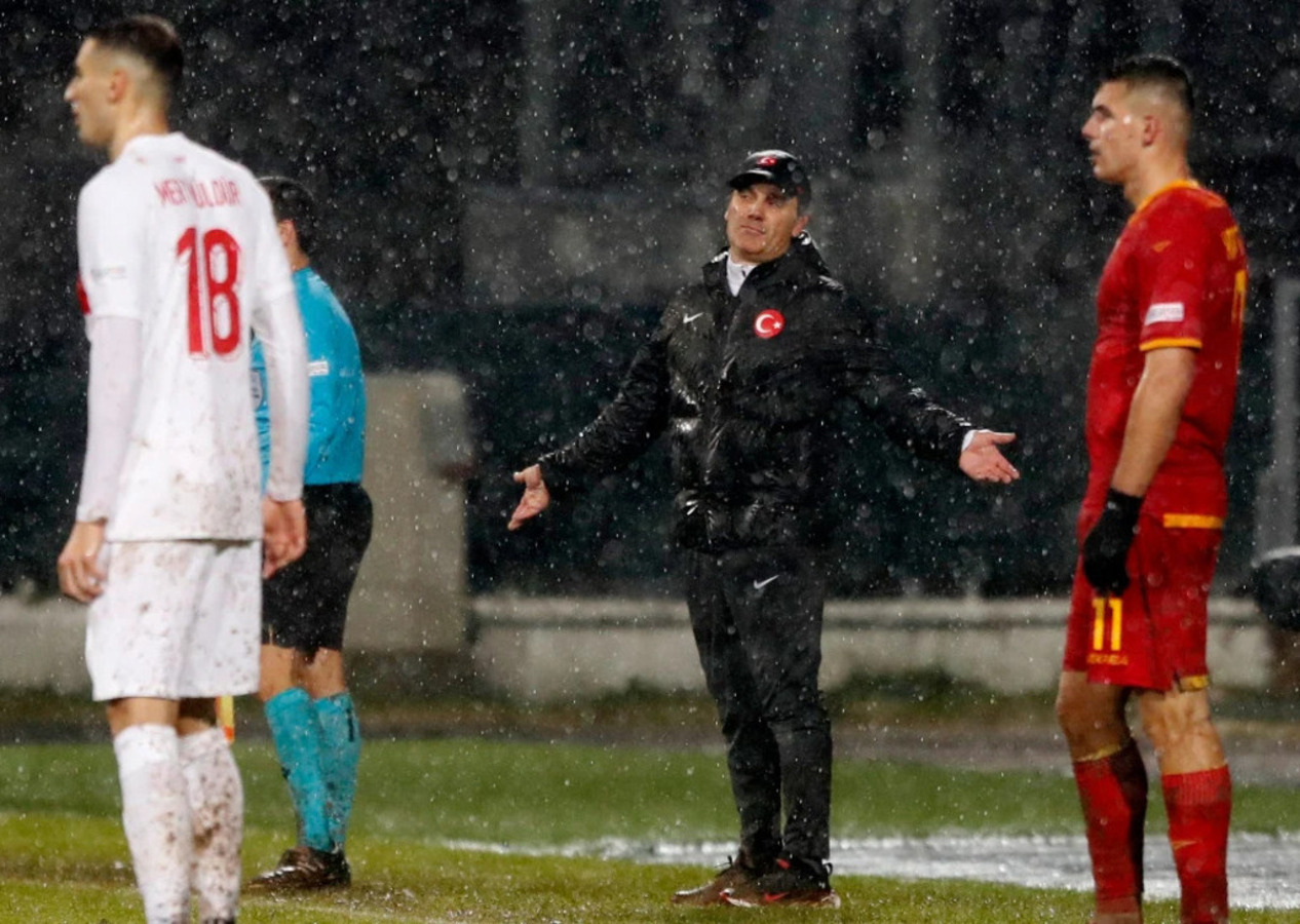 Vincenzo Montella'dan saha zemini hakkında çarpıcı açıklamalar: Biz kenarda zor ayakta duruyorduk!