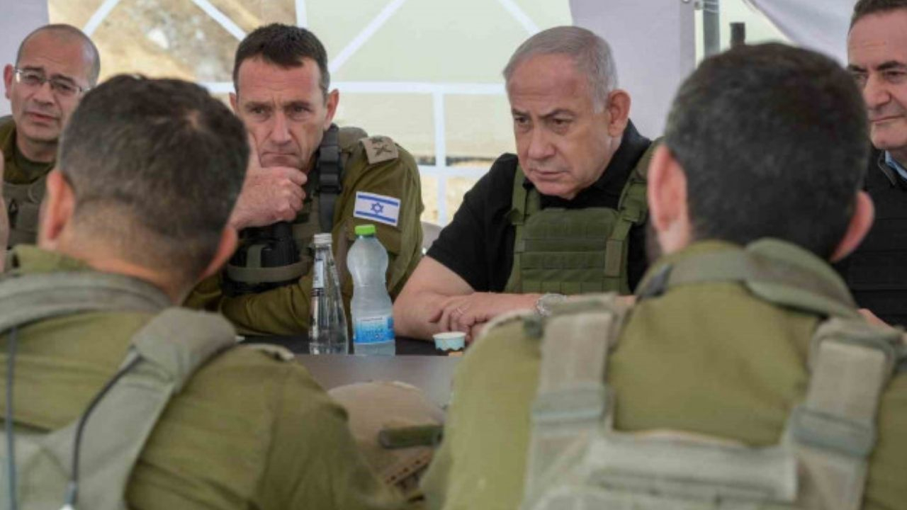 Netanyahu Gazze'yi ikiye bölen Netzarim Koridoru'nda! "Katliama devam" mesajı