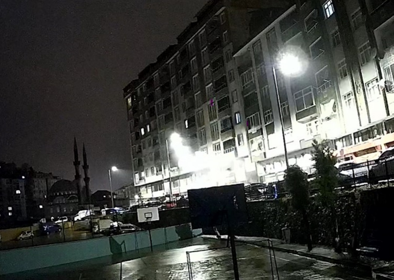 1 kişi hayatını kaybetmişti! Rize'de meydana gelen heyelan anının görüntüleri ortaya çıktı: Binanın arkasından giren balçık ve su ön kısmından çıktı