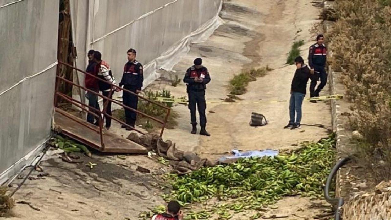 Antalya son dakika haberleri: Alanya ilçesindeki muz serasında raylı sistemin halatının kopması sebebiyle 2 kişi öldü, 2 kişi yaralandı...