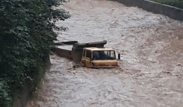 Rize'de sel felaketi can aldı! Okullar tatil, yollar kapandı... / VİDEO