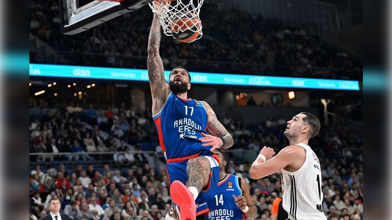 Anadolu Efes Paris Basket maç özeti izle 84-93! Maç kaç kaç bitti, maç sonucu video özeti