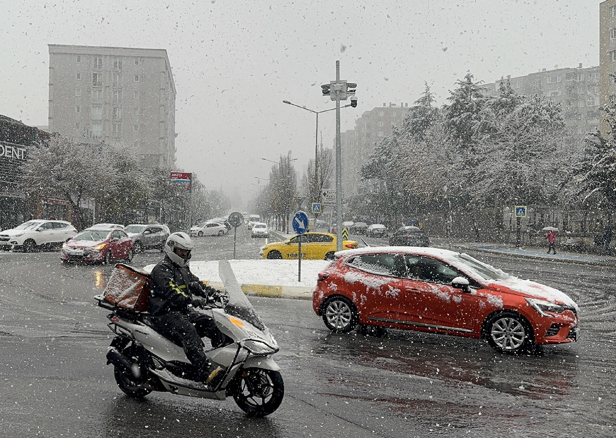 Yurdun bir çok kesiminde yoğun kar yağışı etkili oldu: Ulaşım çileye döndü!