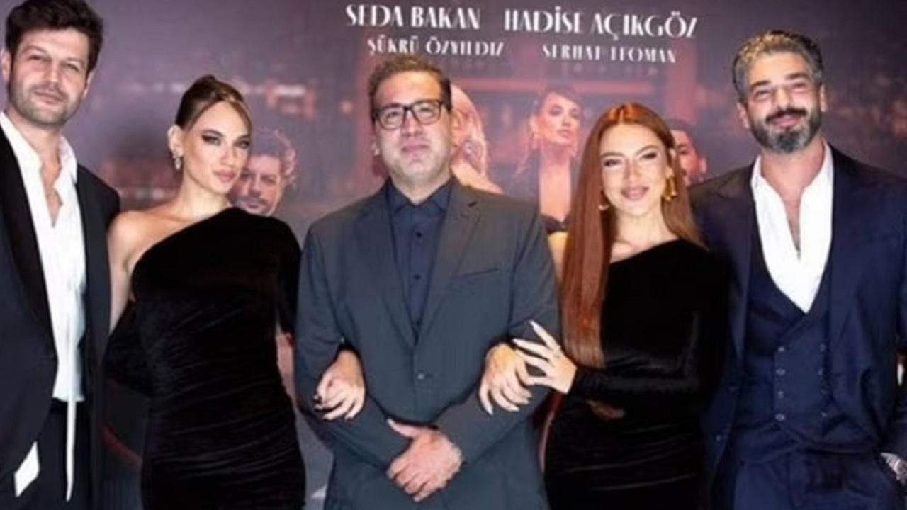 Esas Oğlan galasından bir kare geldi! Eski eşi Mehmet Dinçerler Hadise'nin yeni sevgilisi ile olan pozunu beğendi