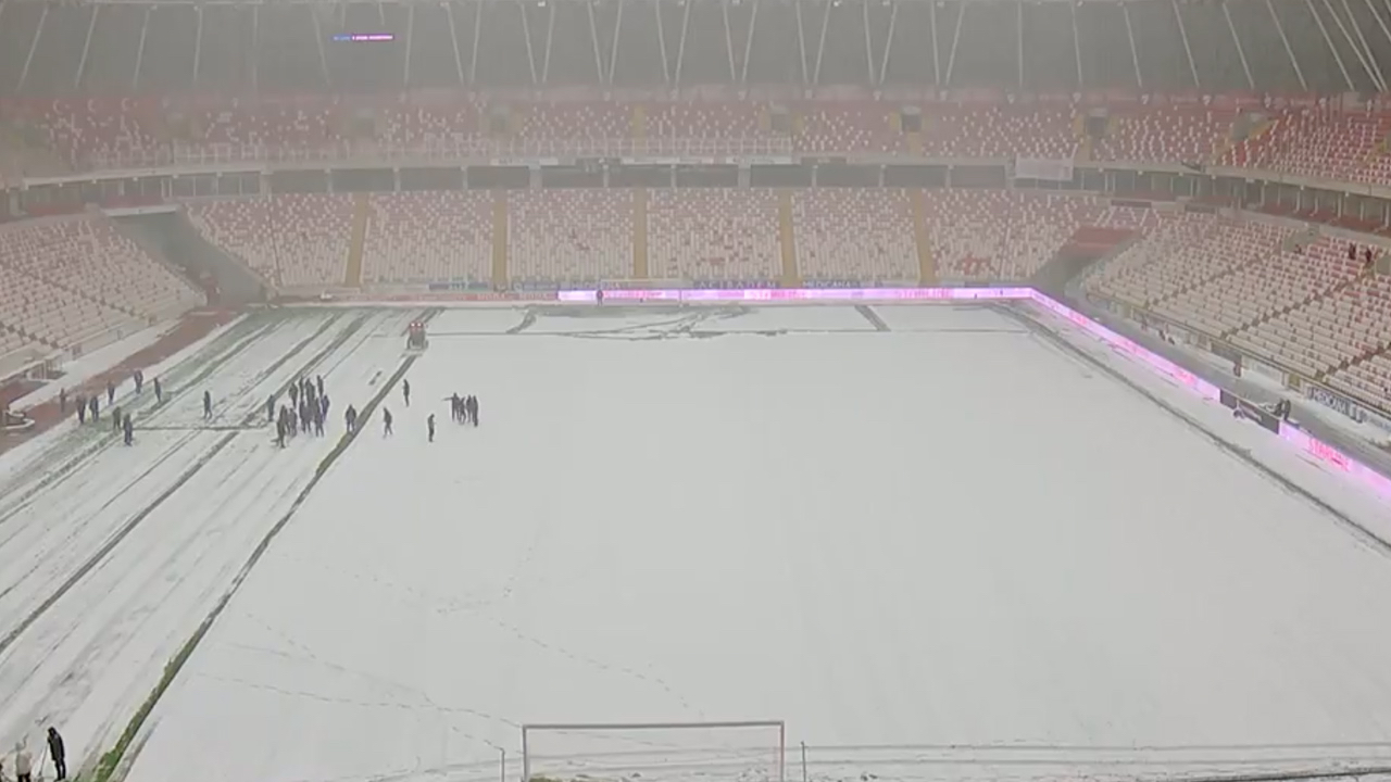 Galatasaray 8 Aralık'ta bu sahada maç yapacak! Sivasspor - Kasımpaşa maçı öncesi stadın son hali olay oldu