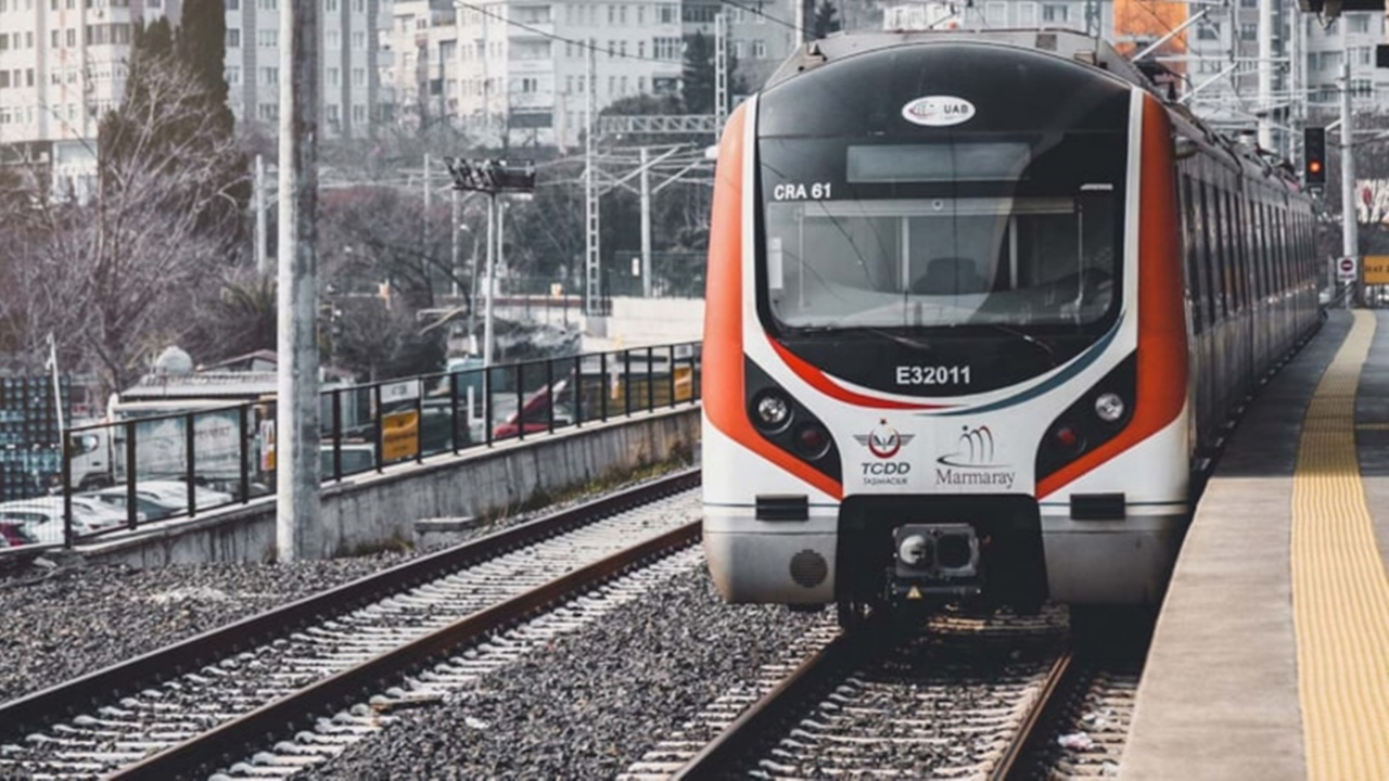 Marmaray Yenikapı istasyonunda bir kişi raylara atlayarak intihar etti