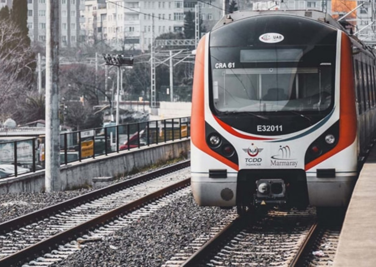 Marmaray Yenikapı istasyonunda bir kişi raylara atlayarak intihar etti