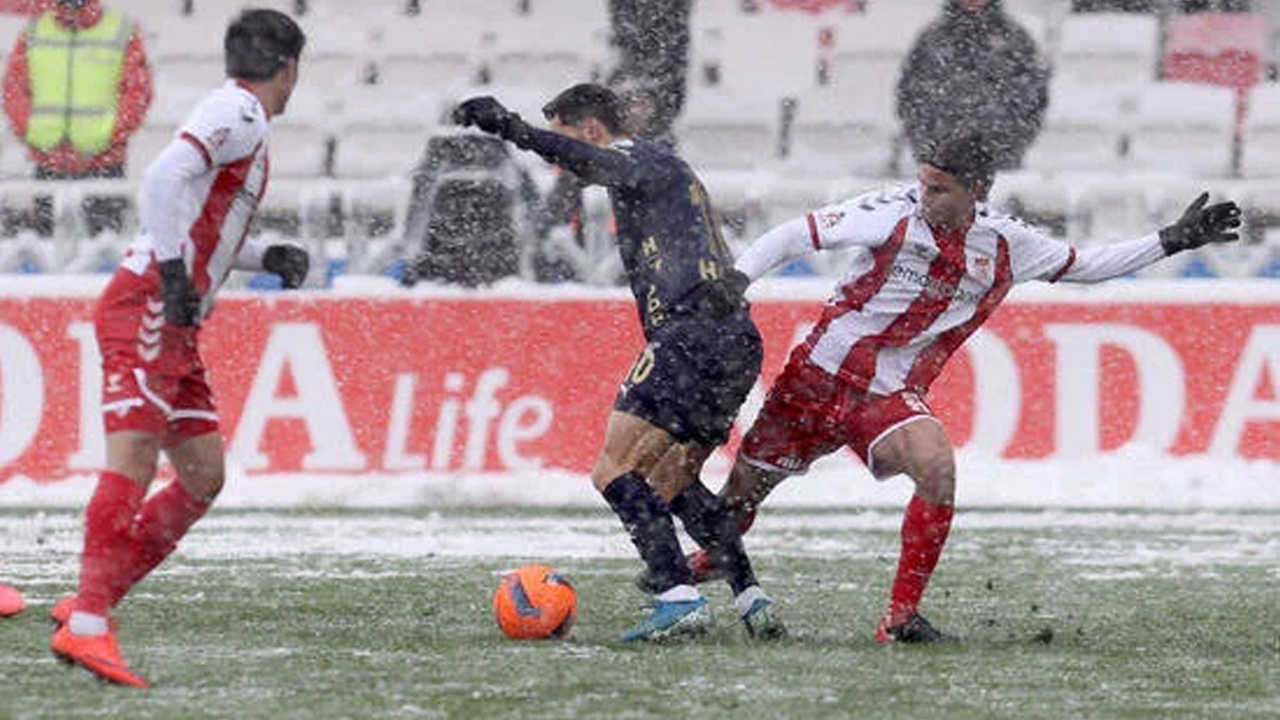 Karla kaplı sahada gol sesi çıkmadı! Sivasspor ile Kasımpaşa 1'er puanı paylaştı