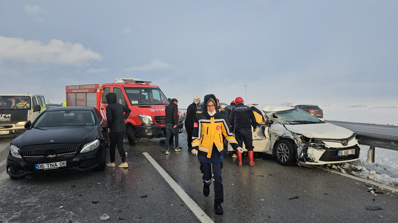 Çorum son dakika haberi: Zincirleme trafik kazasında 10 kişi yaralandı...