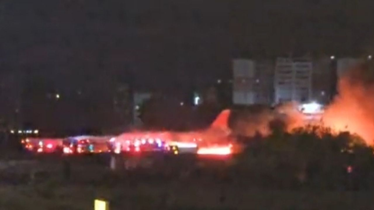 Antalya Havalimanı'nda uçak yangını! Rekor sürede müdahale!