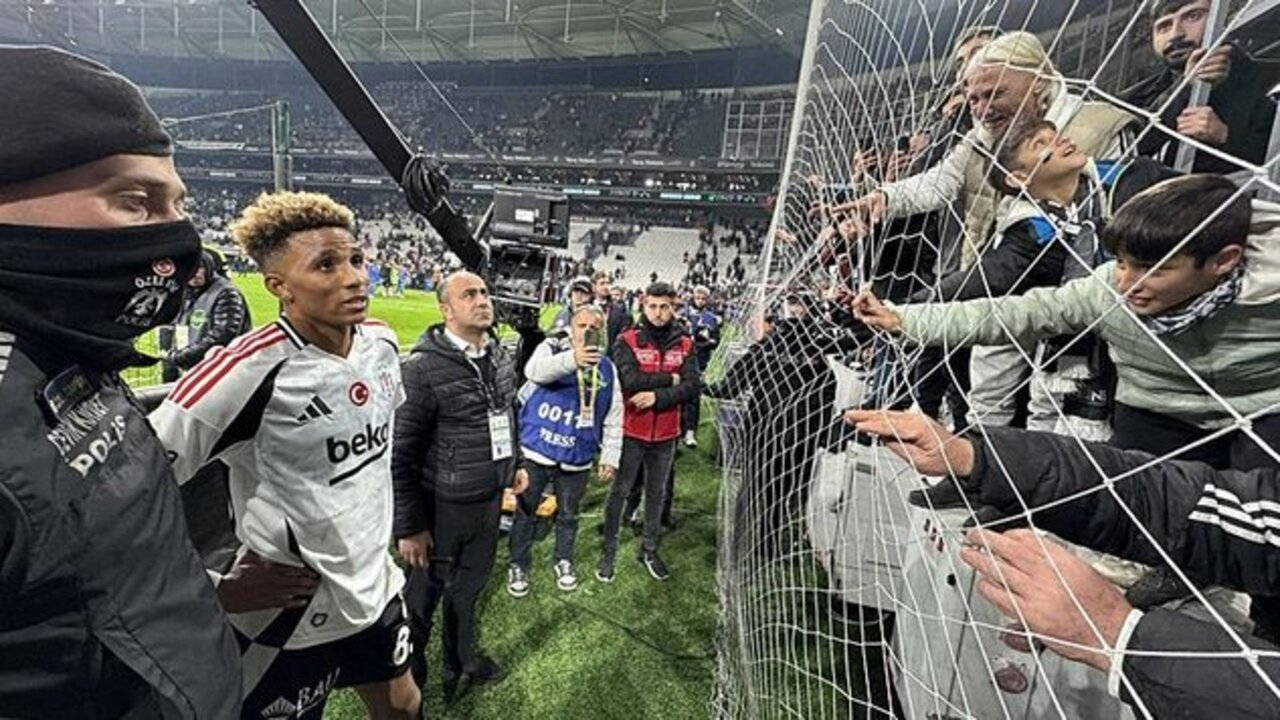 Beşiktaş tribünlerinden maçın bitiş düdüğüyle beraber şok tepki!