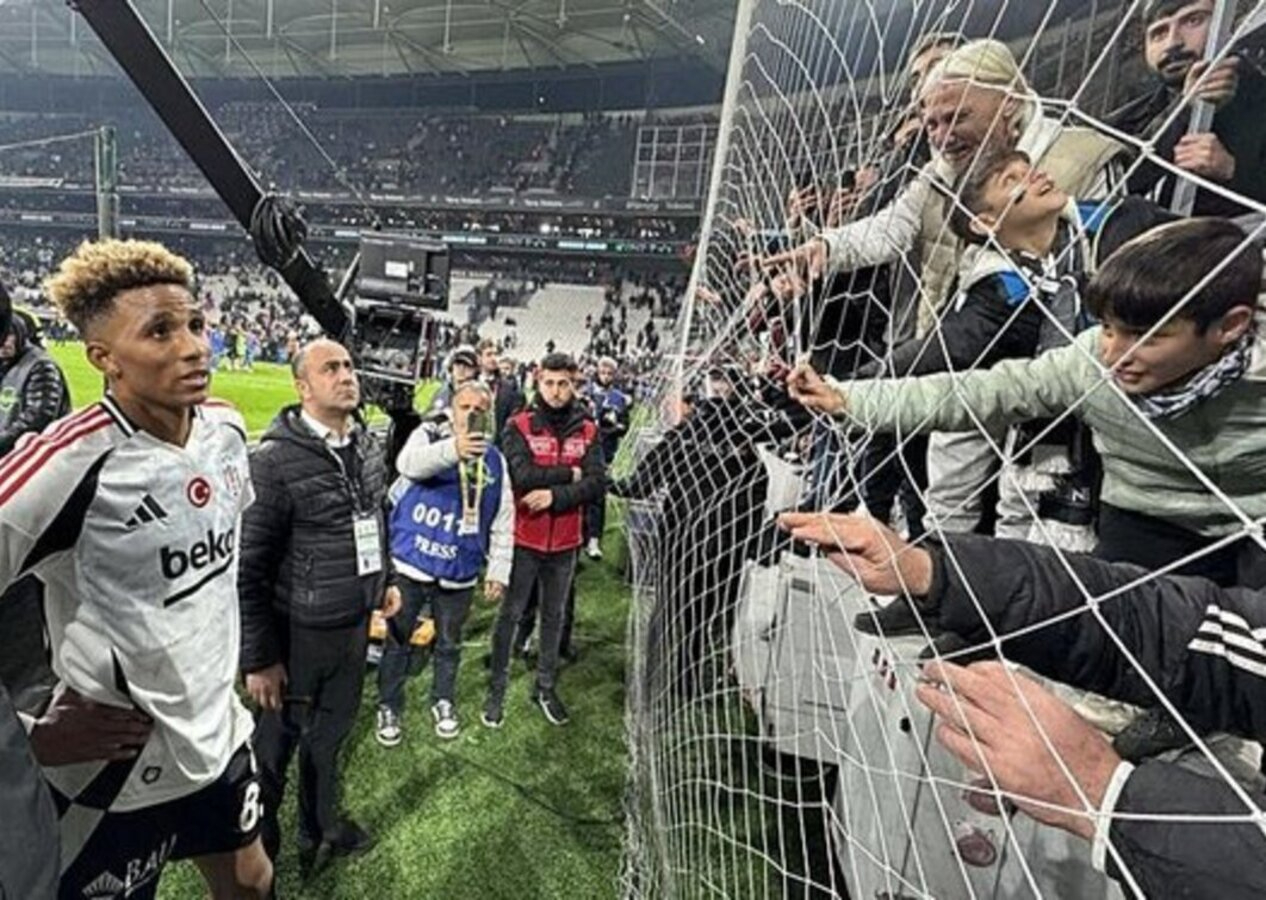 Beşiktaş tribünlerinden maçın bitiş düdüğüyle beraber şok tepki!