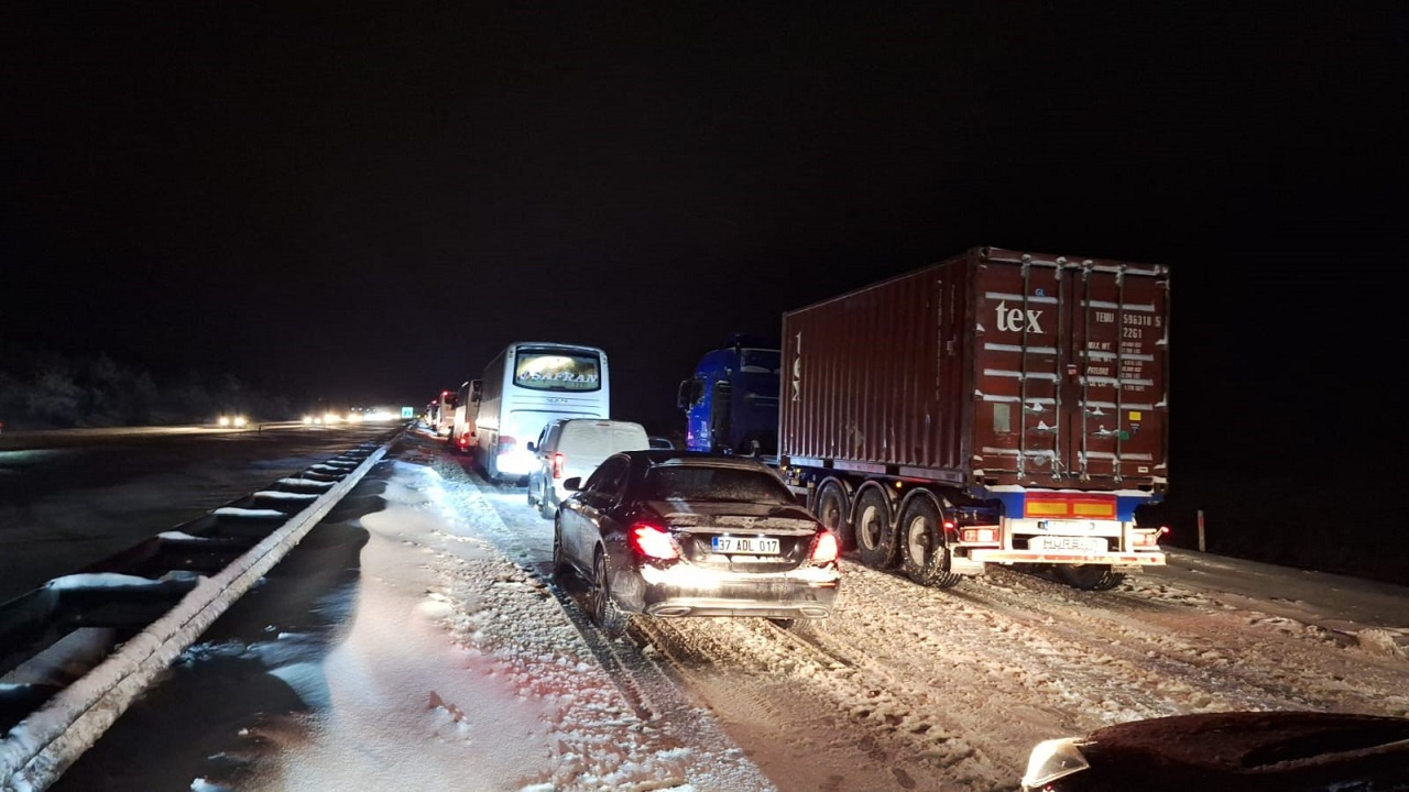Karabük Gerede kara yolu saatlerdir kapatlıydı: 7 saat sonra trafiğe açıldı