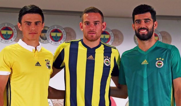Fenerbahçe’nin yeni yıldızları imzaladı