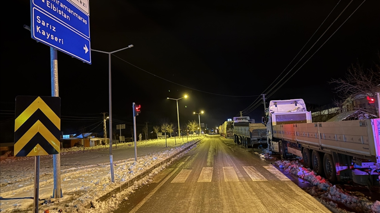 Son Dakika! Kahramanmaraş'ta kar ve tipi nedeniyle kapanan 203 mahalle yolu ulaşıma açıldı