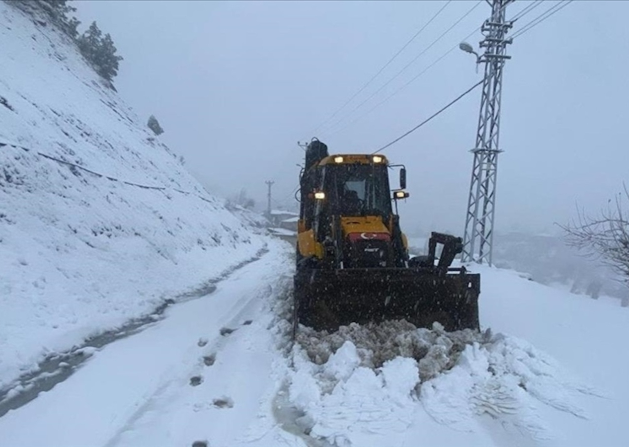 Son Dakika! Kahramanmaraş'ta kar ve tipi nedeniyle kapanan 203 mahalle yolu ulaşıma açıldı