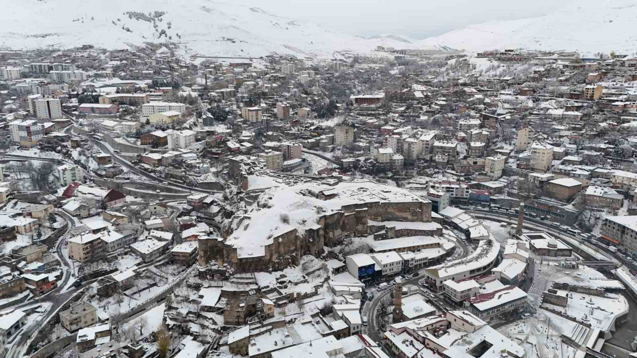Bitlis son dakika: Yoğun kar yağışı sebebiyle eğitim öğretime ara verildi!