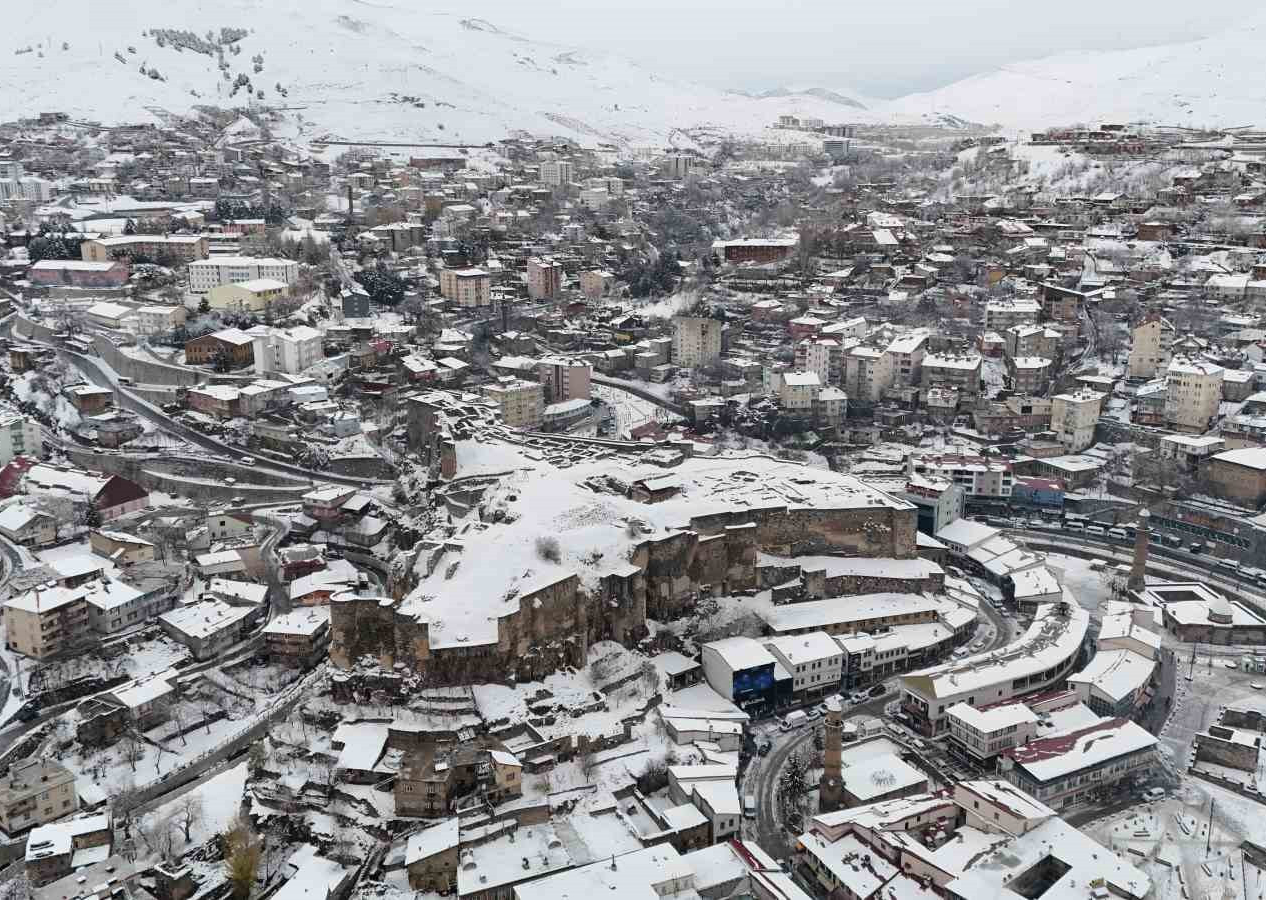 Bitlis son dakika: Yoğun kar yağışı sebebiyle eğitim öğretime ara verildi!