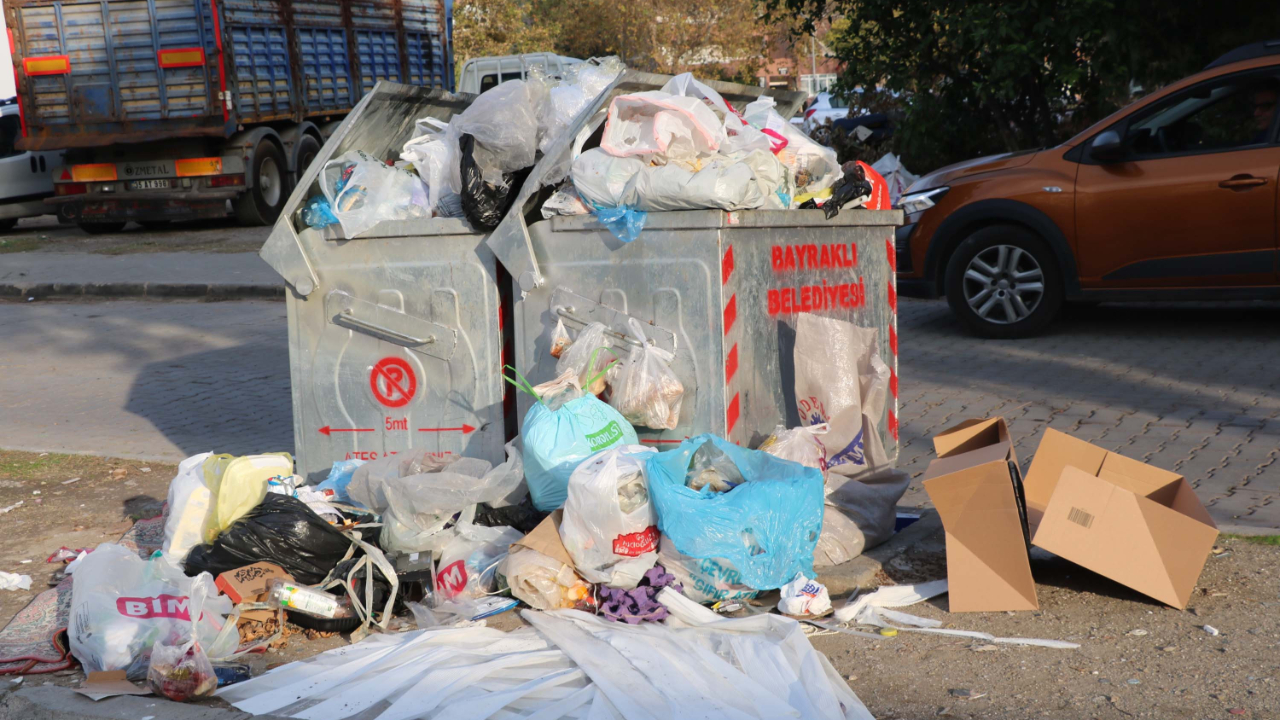 İzmir son dakika haberi: Bayraklı'da işçiler maaşları için grevde! Çöpler sokaklara taştı
