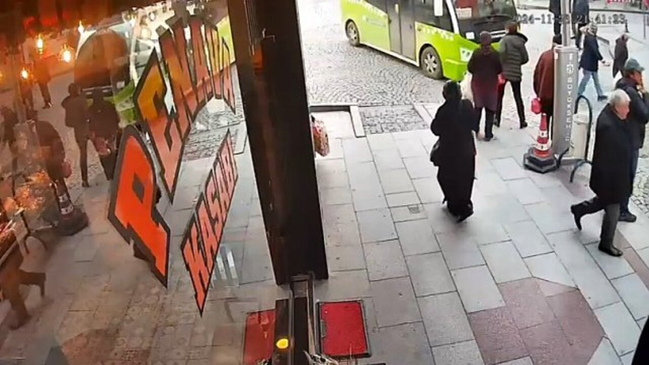 Kocaeli'deki feci kaza kamerada: Cip yayaların arasına daldı!